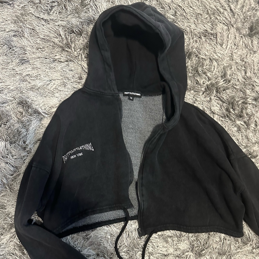 PRETTYLITTLETHING Black Embroidered Washed Tie Crop